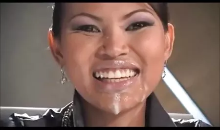 무고한 젊은이 섬의 실제 집에서 만든 온라인 포르노 앞에 두 자